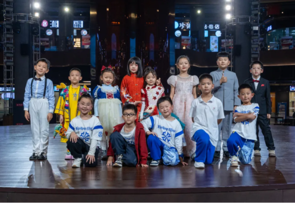 小冰花艺术团文艺演出在冰雪美食馆中心舞台一展童真风采