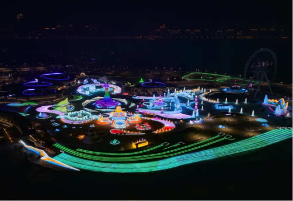 冰雪欢乐再升级，超级冰滑梯增至24条的哈尔滨冰雪大世界你期待吗？