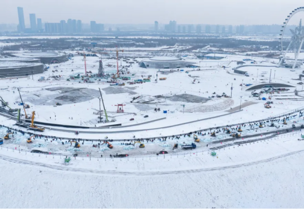 第二十六届哈尔滨冰雪大世界刷新建设“进度条”，超级冰滑梯全面动工！