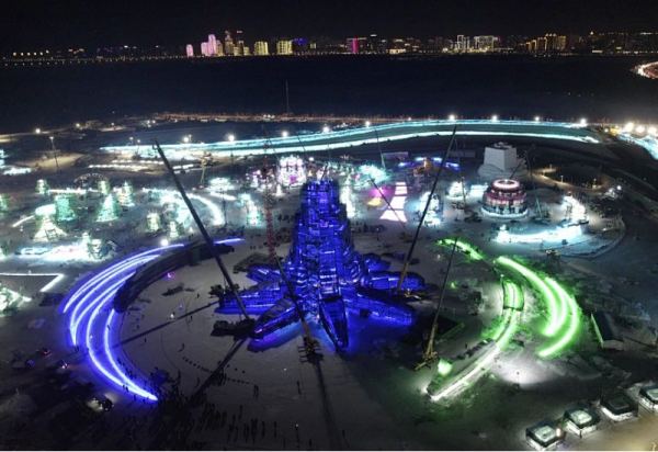 主塔封顶！第二十六届哈尔滨冰雪大世界“亚洲同心”即将璀璨登场