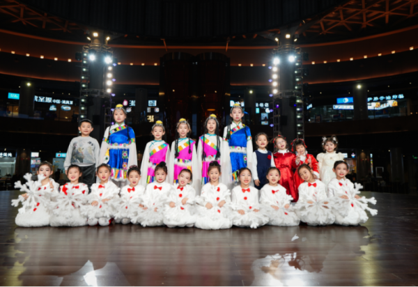 12月15日 哈尔滨市儿少中心丁香花艺术团与小冰花艺术团联袂演出圆满成功