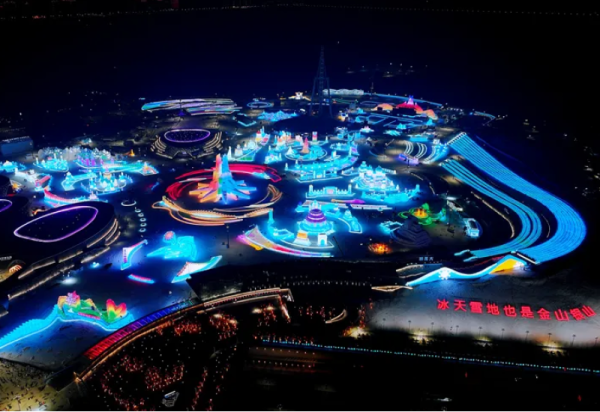 第二十六届哈尔滨冰雪大世界园区建设接近尾声，冰雪盛宴蓄势待发！