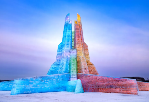 “琉璃之城”点亮“冰雪同梦”，哈尔滨冰雪大世界主塔璀璨亮相！