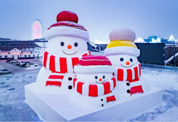 “雪人一家”在哈尔滨冰雪大世界喜迎八方来客