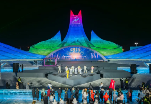 亚洲小姐亮相梦想大舞台 哈尔滨冰雪大世界演奏国际交流乐章