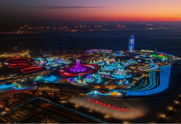 太美了！千架无人机点亮夜空，哈尔滨冰雪大世界上演极致浪漫！