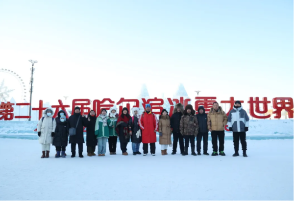 哈尔滨冰雪大世界温情迎客，建设者携家属共赏冰雪奇观！