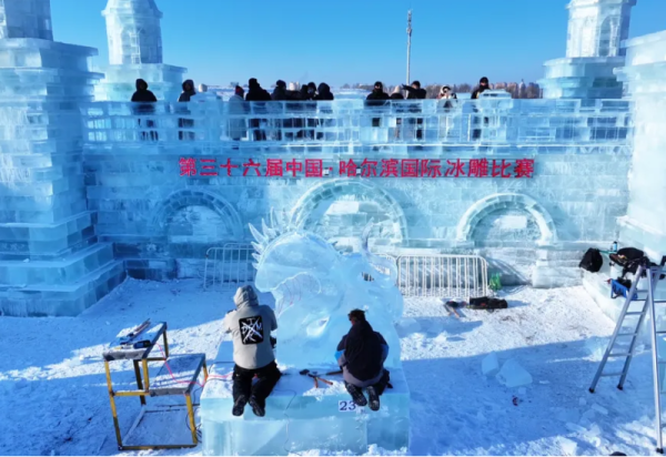 第36届哈尔滨国际冰雕比赛第二个比赛日，冰雕作品初现芳华！