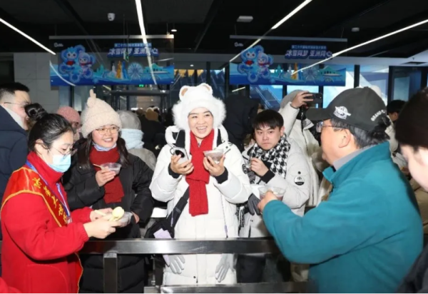 暖粥融情庆腊八 哈尔滨冰雪大世界真“粥”到