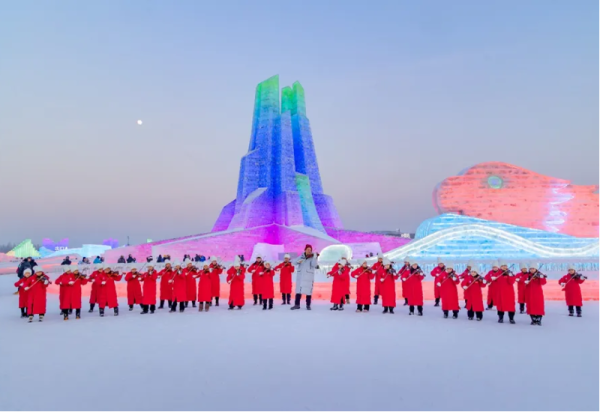 小提琴演奏“点燃”冰雪 天坛前响起最美《歌唱祖国》