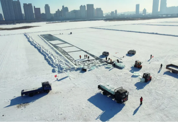 松花江上采冰忙 哈尔滨冰雪大世界开采存冰 备战下个冰雪季