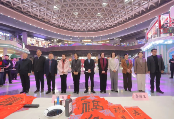 “冰雪同梦 亚洲同心”迎庆第九届亚冬会百人百米书法作品长卷笔会活动在哈尔滨冰雪大世界举办