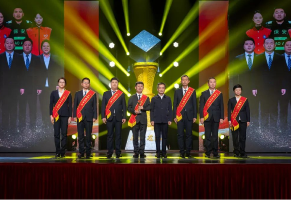 哈尔滨冰雪大世界服务保障团队荣获“2024感动龙江年度群体”荣誉称号