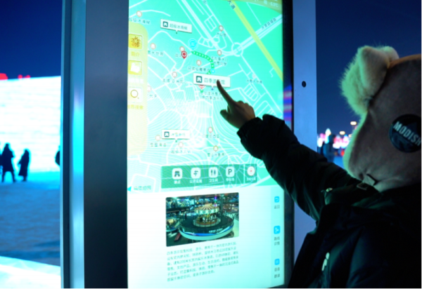 数智指路机器人亮相哈尔滨冰雪大世界，园内自由溜达不迷路！