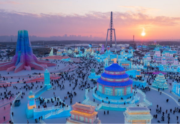 春节8天接待游客超61万人次，单日入园游客数量突破10万人次！这个春节，哈尔滨冰雪大世界人气爆棚！