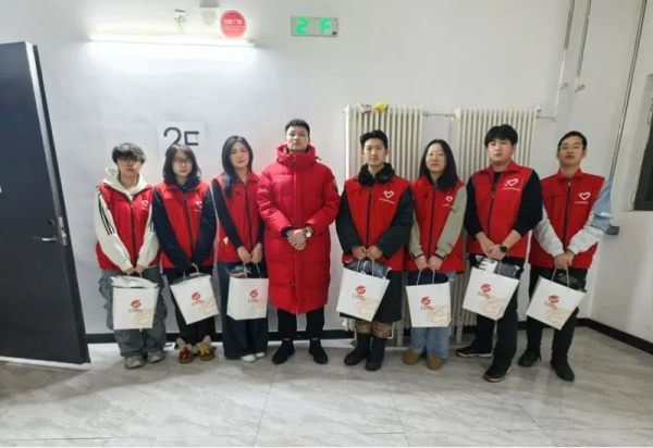 黑龙江省总工会到哈尔滨冰雪大世界送温暖