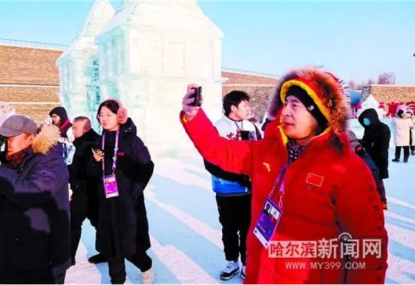 国内外媒体打卡哈尔滨冰雪大世界：仿佛置身童话王国 冰雪之城底蕴迷人