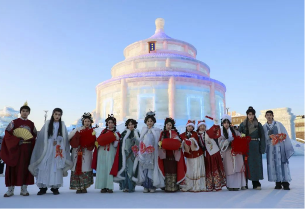 汉服巡游闹元宵，哈尔滨冰雪大世界里乐“宵”遥！