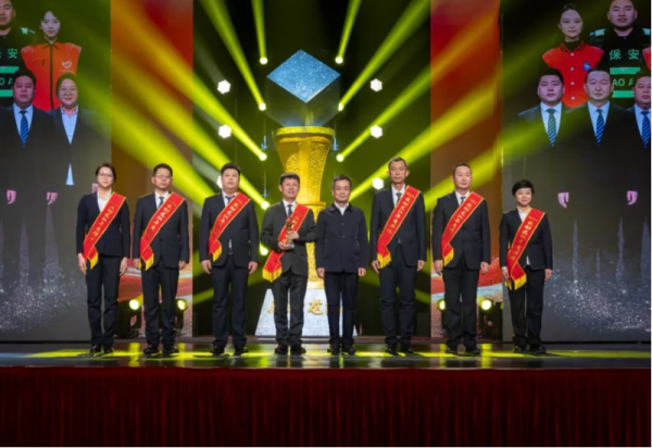 哈尔滨冰雪大世界服务保障团队荣获“2024感动龙江年度群体”荣誉称号