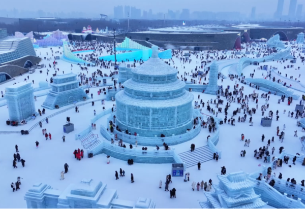 哈尔滨冰雪大世界游人如织 冰雪狂欢嗨不停