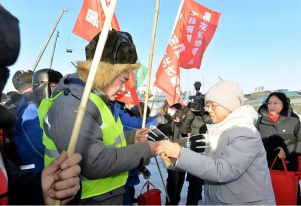 黑龙江省总工会开展“助力亚冬会、温暖冰雪季”专项送温暖活动