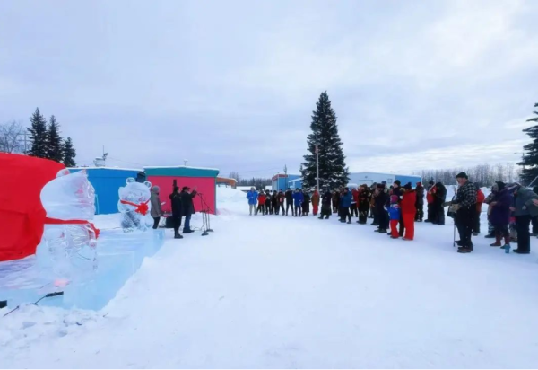 黑龙江省与阿拉斯加州结好40周年纪念冰雕作品揭幕仪式在美国费尔班克斯市举行