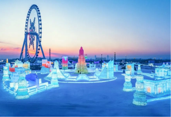 乘坐雪花摩天轮 俯瞰哈尔滨冰雪大世界的消融之美