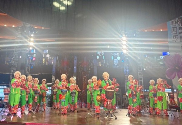 2天3场！哈尔滨冰雪大世界“唱响春天”公益演出在冰雪美食馆中心舞台精彩上演