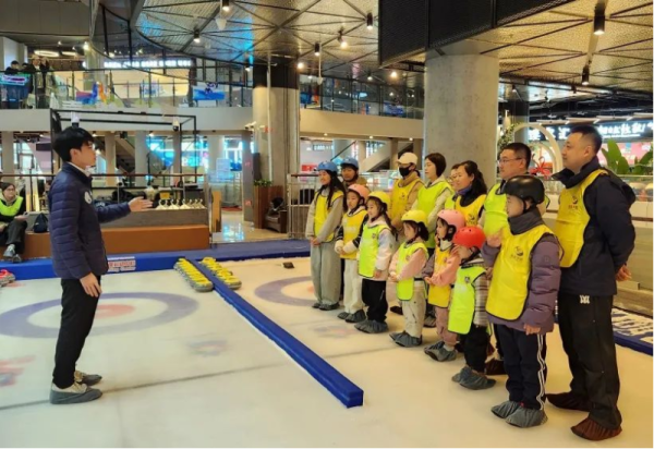 【童趣假期】一起来哈尔滨冰雪大世界游乐馆奥禹冰壶做小小勇士！