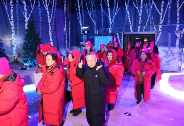 “伊春号”旅游列车春季首发游客来到梦幻冰雪馆感受四季冰雪独特魅力