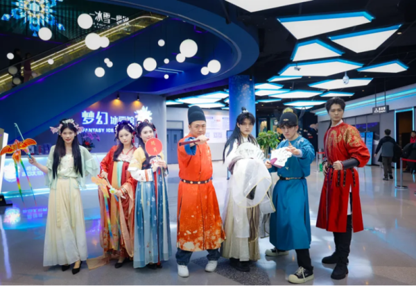 五一假期，哈尔滨冰雪大世界冰雪美食馆里超好看！