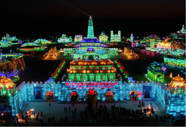 【AI穿越历届哈尔滨冰雪大世界】当AI叩开第八届哈尔滨冰雪大世界的门扉