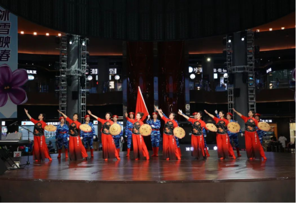 “致敬劳动者”公益演出在冰雪美食馆中心舞台精彩上演