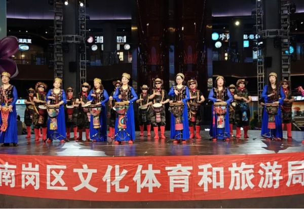 南岗区文旅局“致敬劳动者”公益专场演出唱响“五一”赞歌