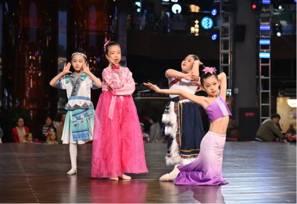 “童话次元·冰雪潮装秀”活动在冰雪美食馆举行