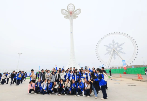 “雪韵丁香”火炬广场开放迎客 市民游客纷纷打卡