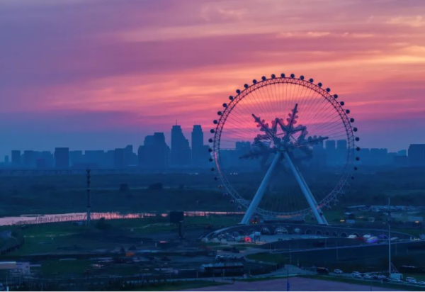 雪花摩天轮特惠价38元/人、四季游乐馆9.9元体验8大项目……迎“五一”，哈尔滨冰雪大世界“放价”宠客！