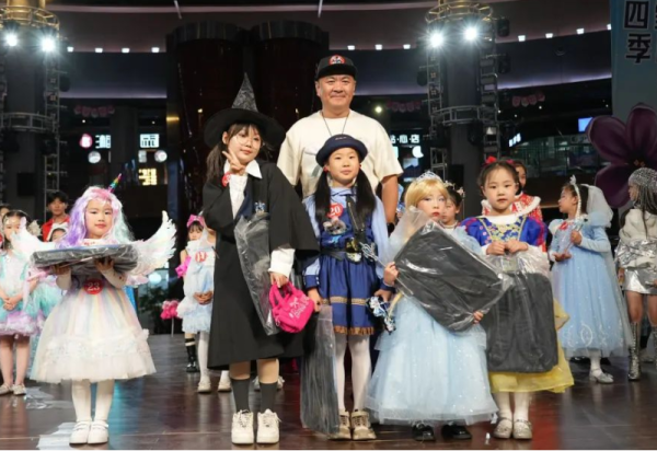 首届“童话次元·冰雪潮装秀”在哈尔滨冰雪大世界圆满举行——200余名小选手演绎冰雪童话时尚盛宴