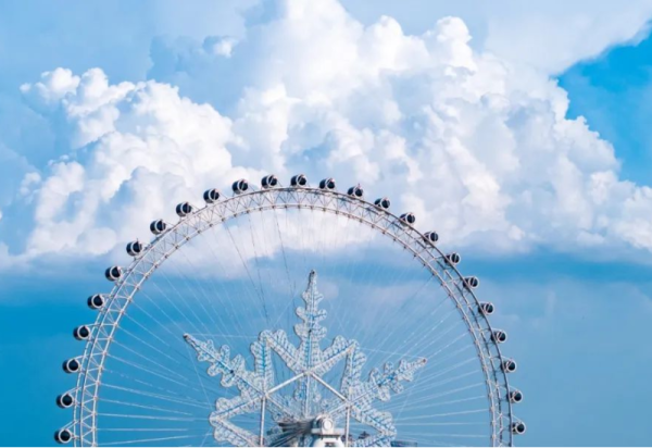 哈尔滨冰雪大世界喊你“带妈妈坐雪花摩天轮”，解锁冰城春日绝美视角！