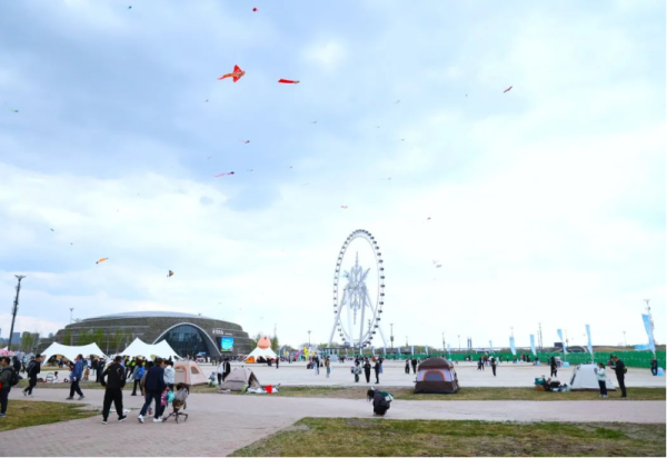 放风筝、露营、野餐、挖沙、免费停车场……哈尔滨冰雪大世界花式陪你过周末！