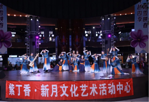 冰雪美食馆上演两场公益演出 文艺传递美好与敬意