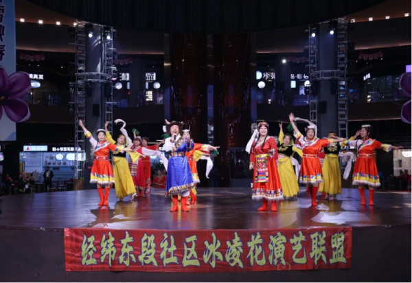 两场公益演出在冰雪美食馆接力上演，点亮冰城五月天！