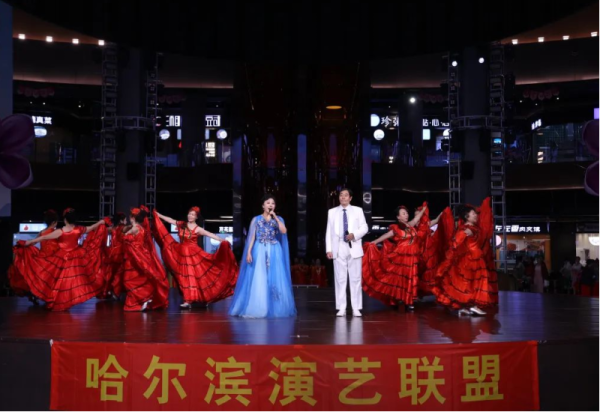 精彩演出不停歇 哈尔滨冰雪大世界冰雪美食馆上演视听盛宴