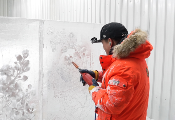 就在明天 哈尔滨冰雪大世界现场雕刻“五瓣丁香”主题冰雕迎哈洽