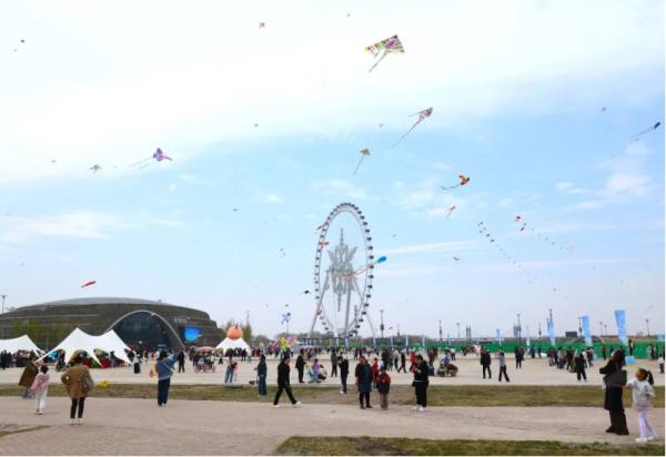 每周末开放，点歌、挖沙、露营、搭帐篷、乘坐雪花摩天轮……