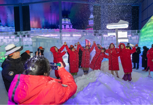 南方游客“扎堆来” 梦幻冰雪馆助推冰雪旅游四季火爆