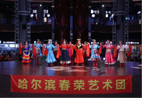 冰雪美食馆里公益与文艺交融 两场精彩演出接力上演