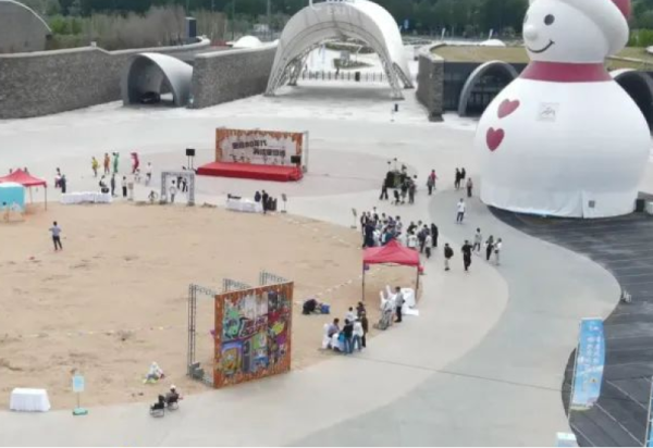 穿越时光 温情互动——哈尔滨冰雪大世界举办“重返80后”六一·复古亲子嘉年华