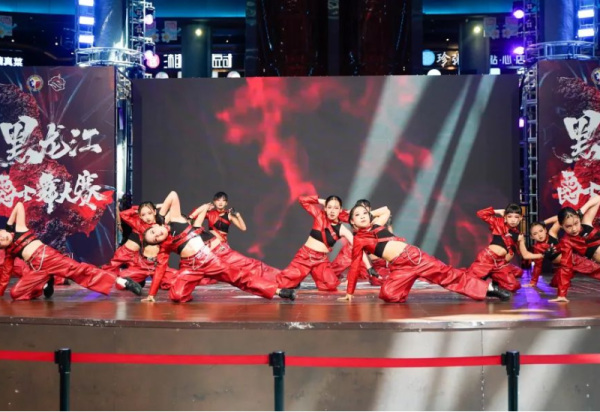 “爵战龙江”街舞齐舞比赛在冰雪美食馆火热开赛