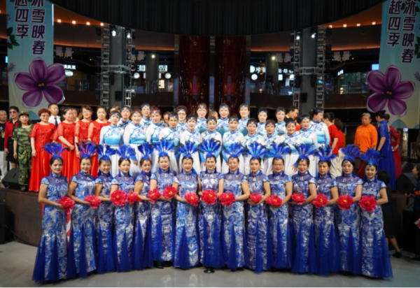 三大艺术团队轮番献艺 冰雪美食馆中心舞台呈现多元文化魅力